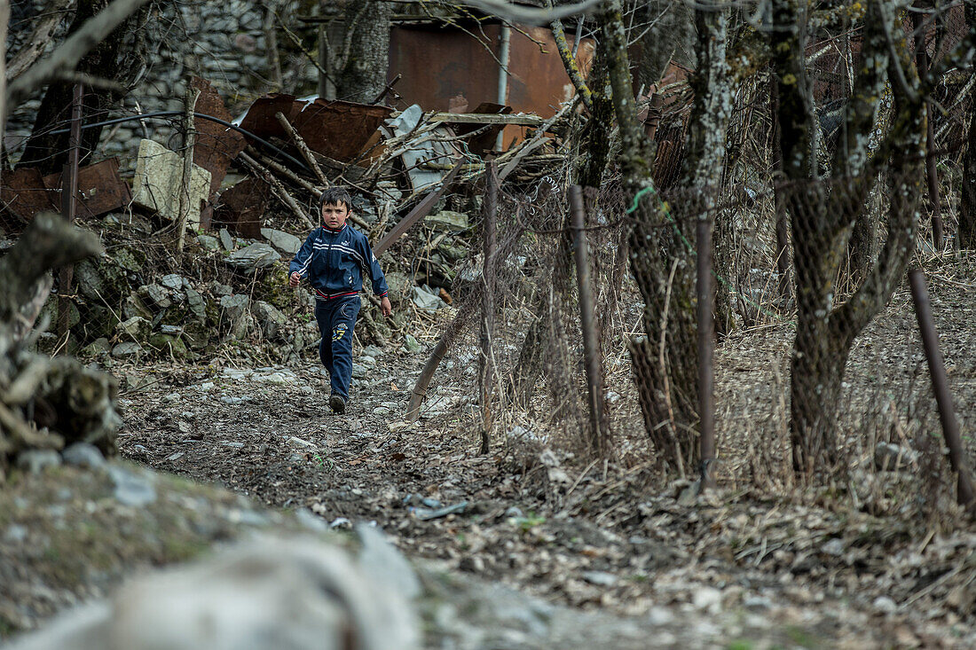 Kleiner Junge läuft auf einem Weg, Gudauri, Mzcheta-Mtianeti, Georgien