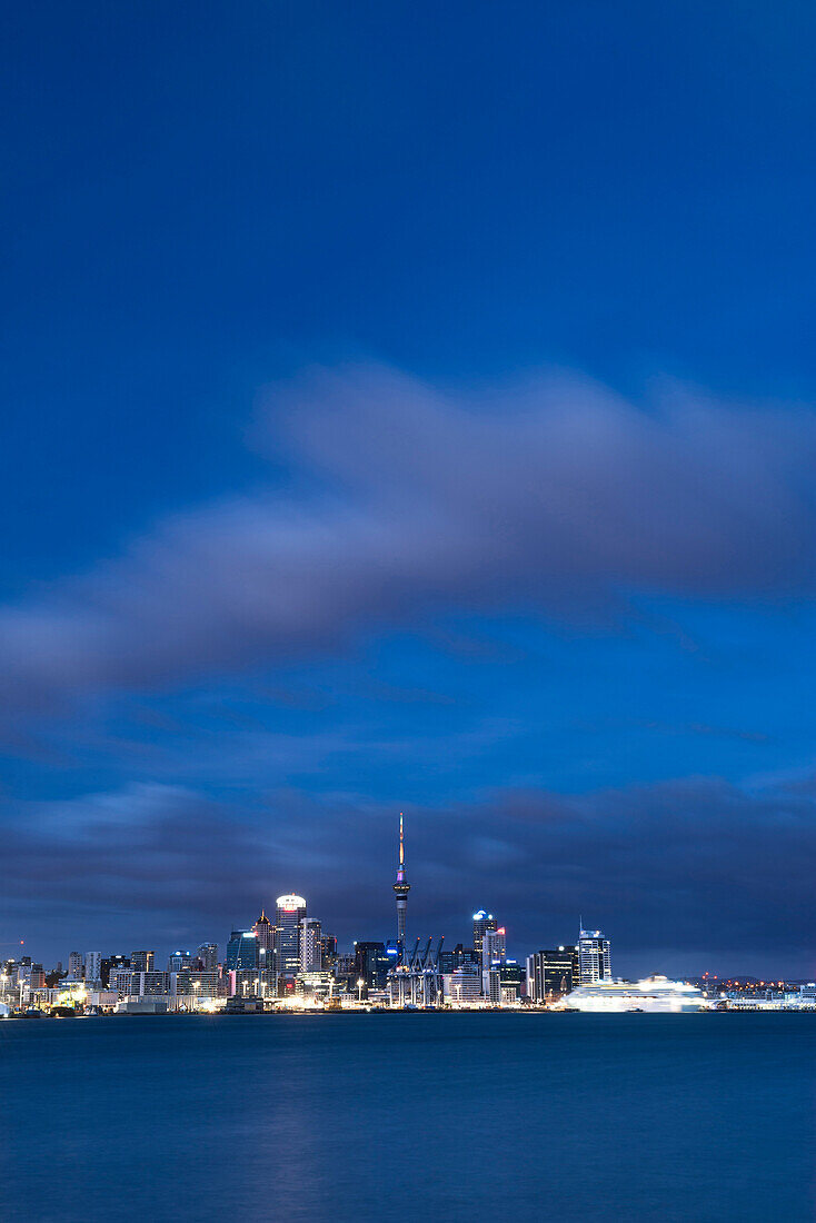 Auckland Skyline in der Nacht von Devenport, Auckland, Nordinsel, Neuseeland, Pazifik gesehen