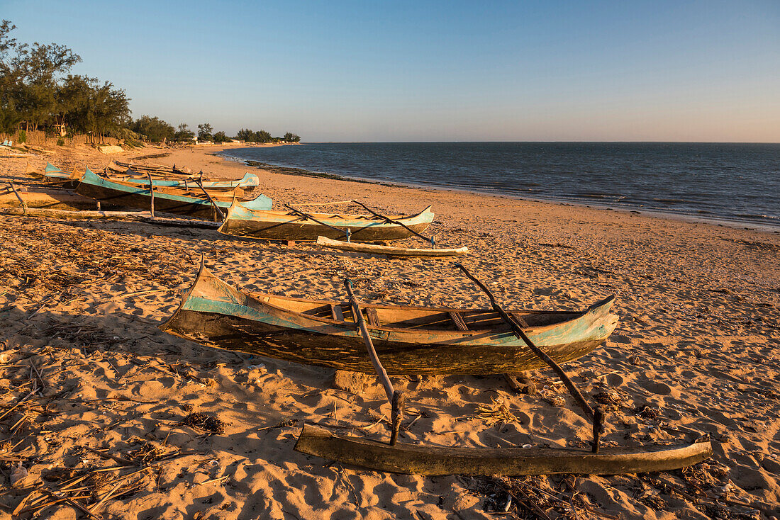 Dugout Kanus als Fischerboote auf Ifaty Beach bei Sonnenuntergang, South West Madagaskar, Afrika verwendet