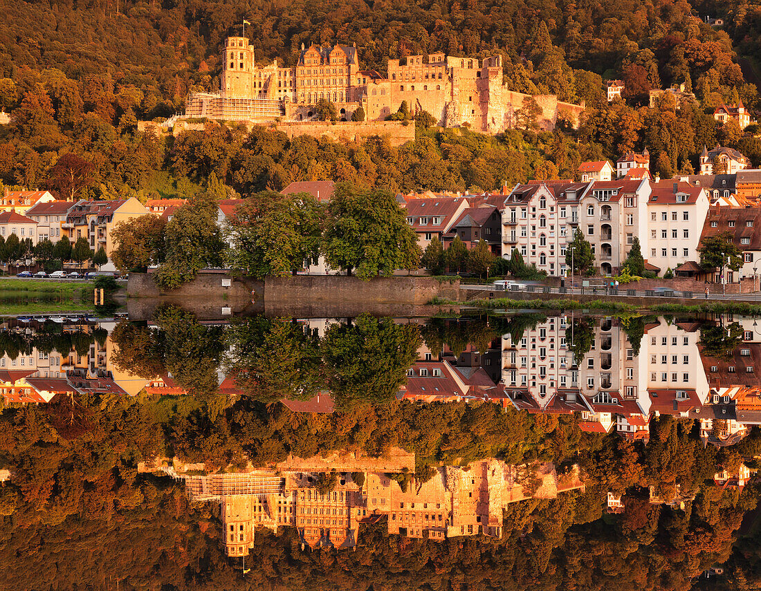 Blick über den Neckar zum Schloß bei Sonnenuntergang, Heidelberg, Baden-Württemberg, Deutschland, Europa