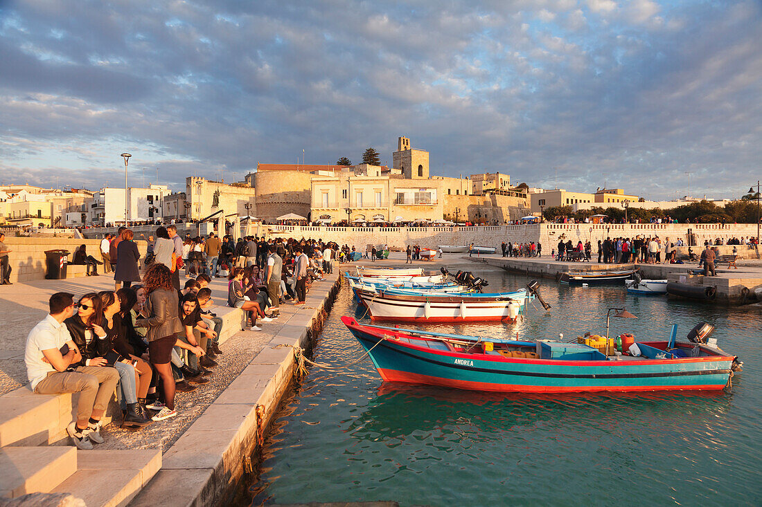 Bar im Hafen von Otranto, Provinz Lecce, Salentinische Halbinsel, Apulien, Italien, Mittelmeer, Europa