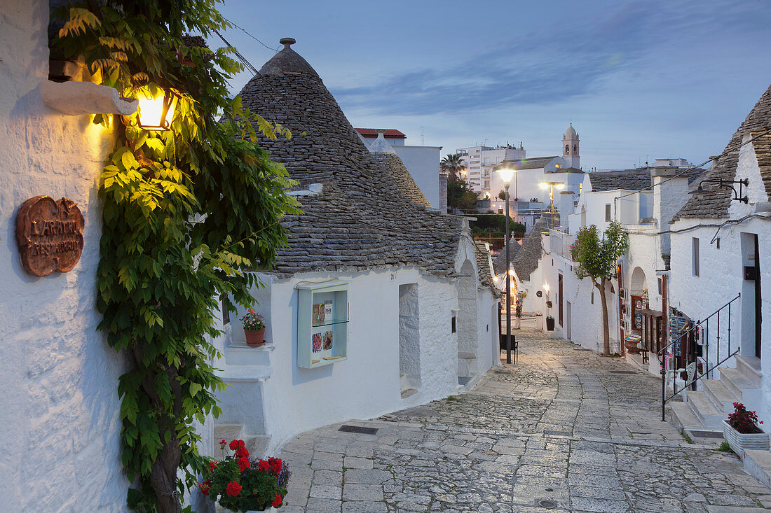 Trulli, traditionelle Häuser, Rione Monti Gebiet, Alberobello, UNESCO Weltkulturerbe, Valle d'Itria, Bezirk Bari, Apulien, Italien, Europa