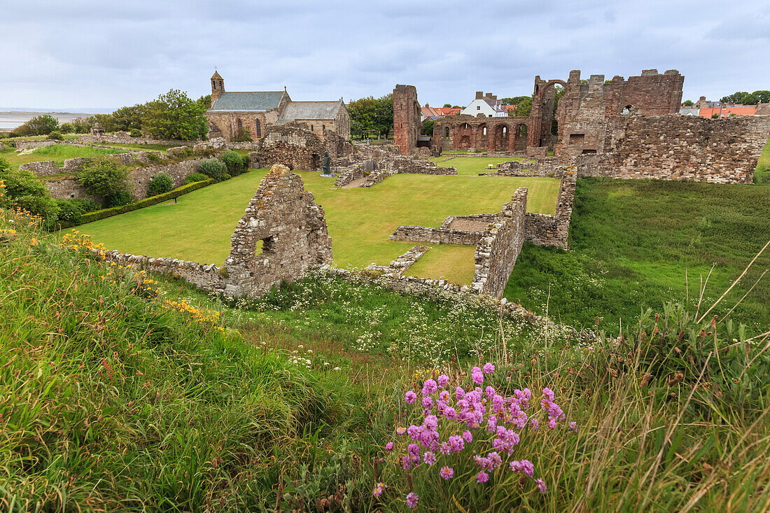 Lindisfarne Priory, frühchristliche Stätte und Dorf, erhöhte Aussicht, Holy Island, Northumberland Coast, England, Großbritannien, Europa