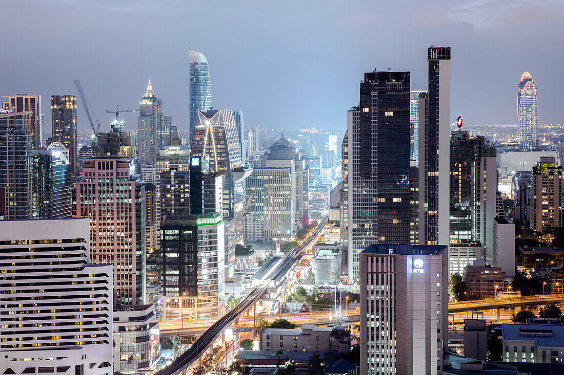 Skyline zeigt den Skytrain und das Stadtzentrum um Sukhumvit Road und Chit Lom, Bangkok, Thailand, Südostasien, Asien