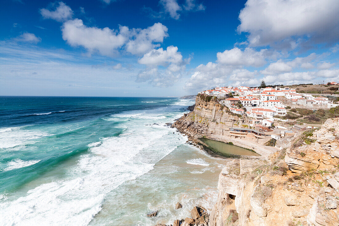 Draufsicht auf das gehockte Dorf Azenhas do Mar, umgeben von den abgestürzten Wellen des Atlantischen Ozeans, Sintra, Portugal, Europa