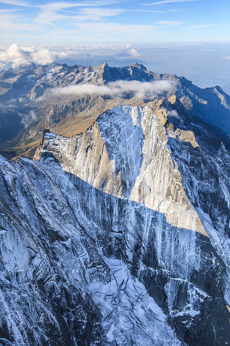 Luftaufnahme der Nordwand von Piz Badile zwischen Masino und Bregaglia Tal, Grenze von Italien und der Schweiz, Europa