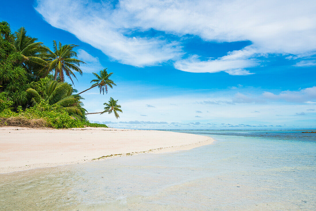 Weißer Sandstrand und türkisfarbenes Wasser, Marine Nationalpark, Tuvalu, Südpazifik