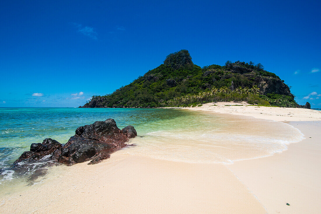 Schöner weißer Sandstrand auf Monuriki (Cast Away Island), Mamanuca Inseln, Fidschi, Südpazifik