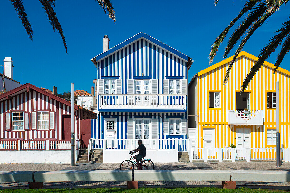 Bunte Streifen verzieren traditionellen Strandhausstil auf Häusern in Costa Nova, Portugal, Europa