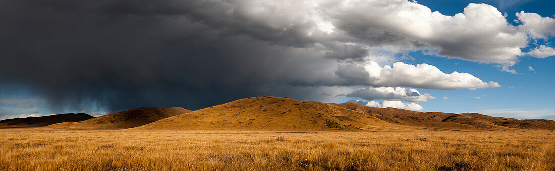 Stürmischer Himmel über rangelands am Rande des tibetischen Plateau in der Provinz Sichuan, China, Asien