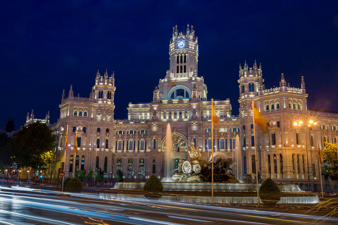 Plaza de Cibeles (Palacio de Comunicaciones) in der Dämmerung, Plaza de Cibeles, Madrid, Spanien, Europa