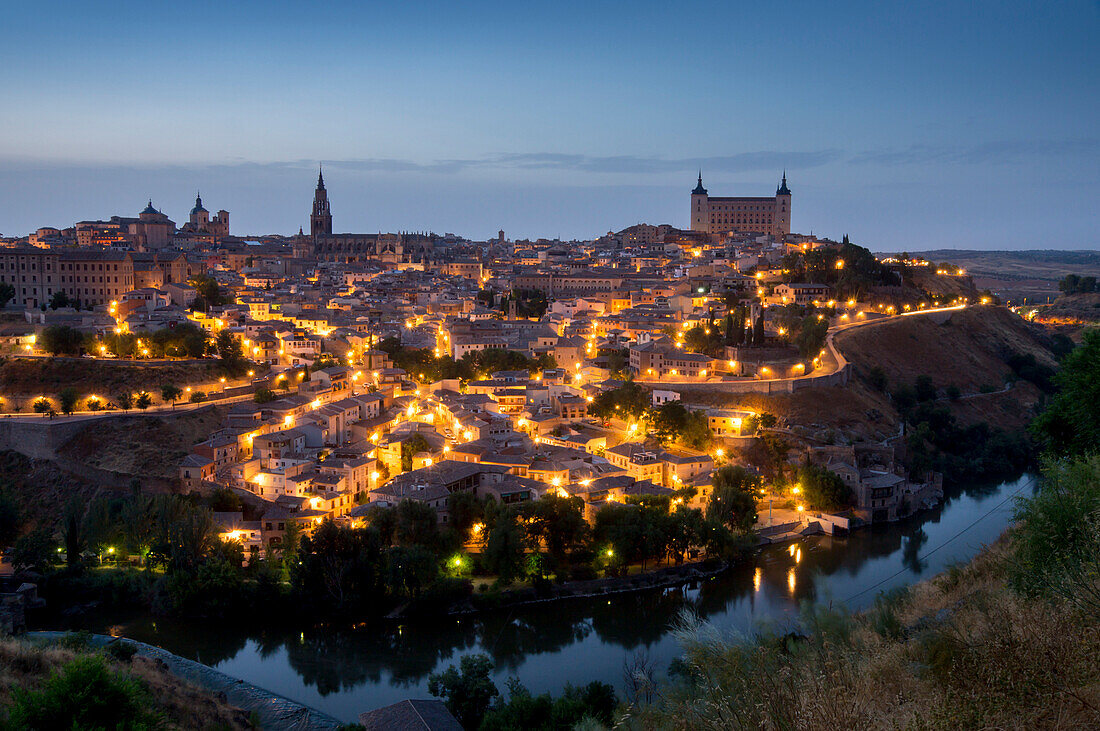 Stadtbild in der Dämmerung, Toledo, Kastilien-La Mancha, Spanien, Europa