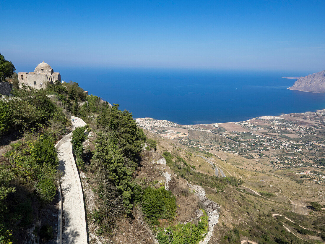 San Giovanni Kirche und Blick auf die Küste von den Stadtmauern, Erice, Sizilien, Italien, Mittelmeer, Europa