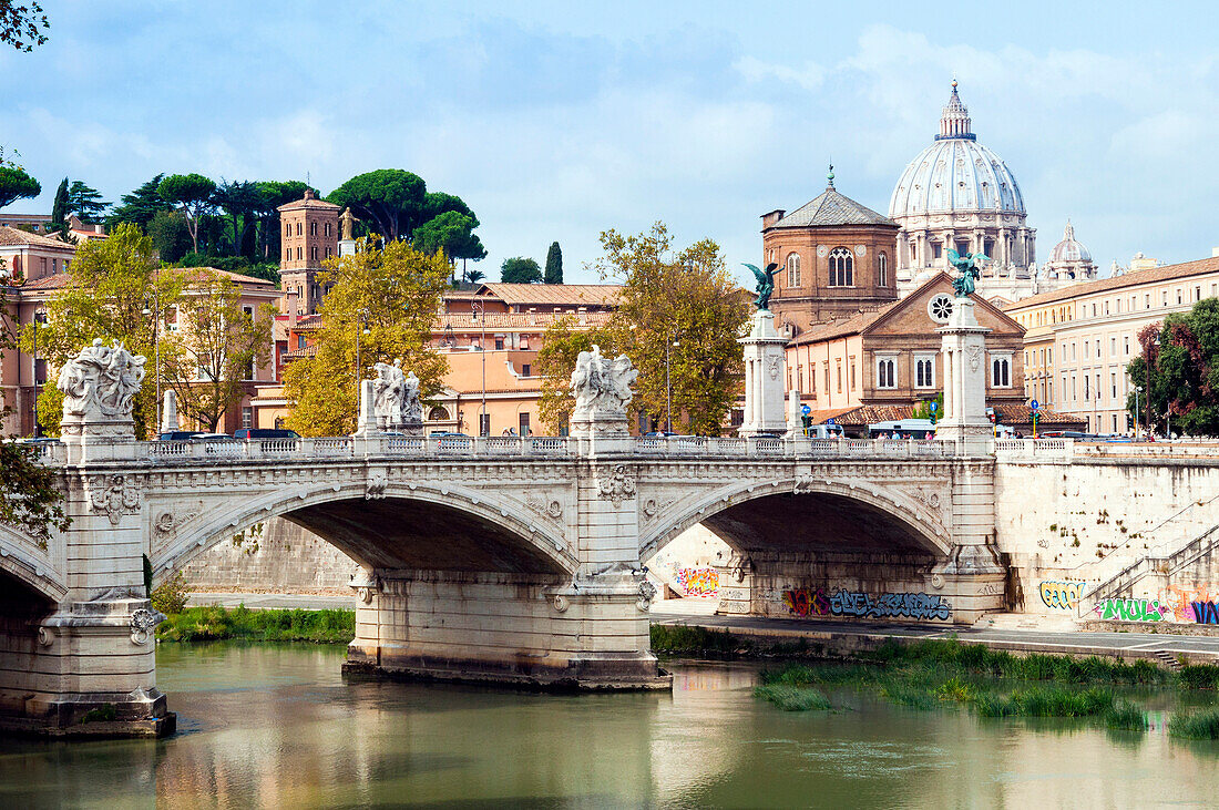 Ponte Vittorio Emanuele II über den Fluss Tiber, Rom, Lazio, Italien, Europa
