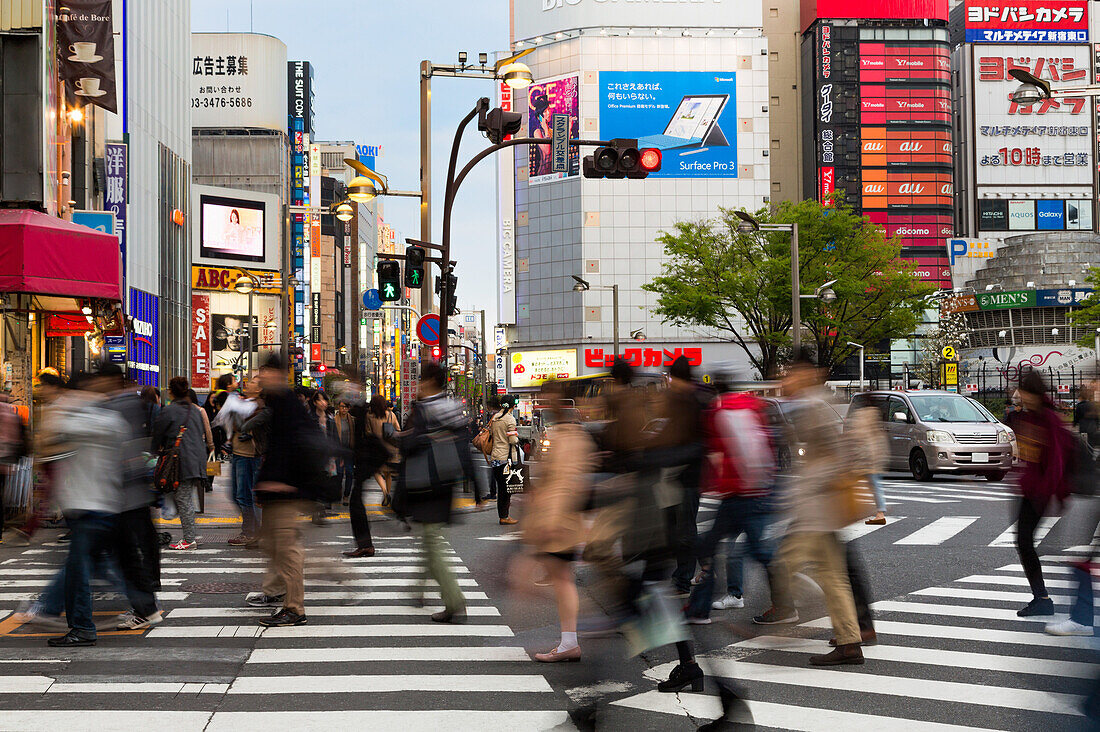 Crowds crossing a street in the Ginza district in the evening, Tokyo, Japan, Asia
