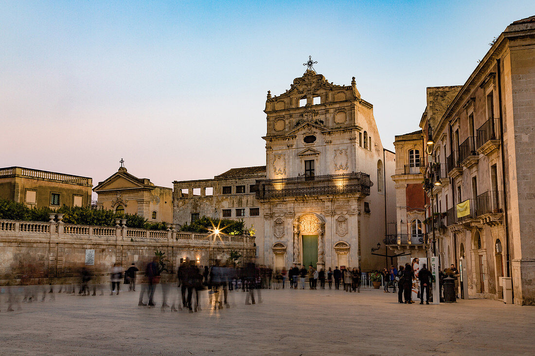 Menschen genießen Passeggiata auf der Piazza Duomo auf der kleinen Insel Ortygia, UNESCO Weltkulturerbe, Syrakus, Sizilien, Italien, Europa