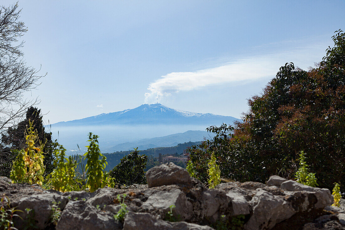 Die atemberaubende Ätna, UNESCO-Weltkulturerbe und Europas größter aktiver Vulkan, aus Taormina, Sizilien, Italien, Mittelmeer, Europa