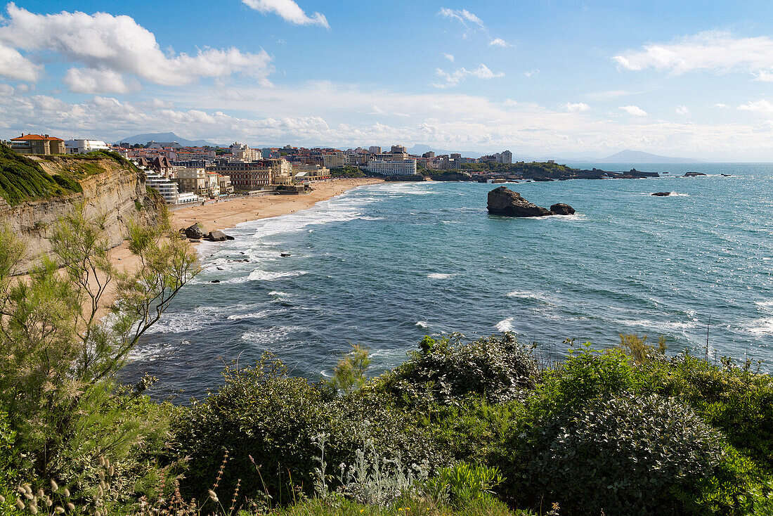 Der Strand und die Strandpromenade in Biarritz, Pyrenäen Atlantiques, Aquitaine, Frankreich, Europa