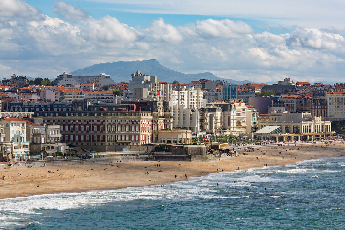 Der Strand und die Strandpromenade in Biarritz, Pyrenäen Atlantiques, Aquitaine, Frankreich, Europa