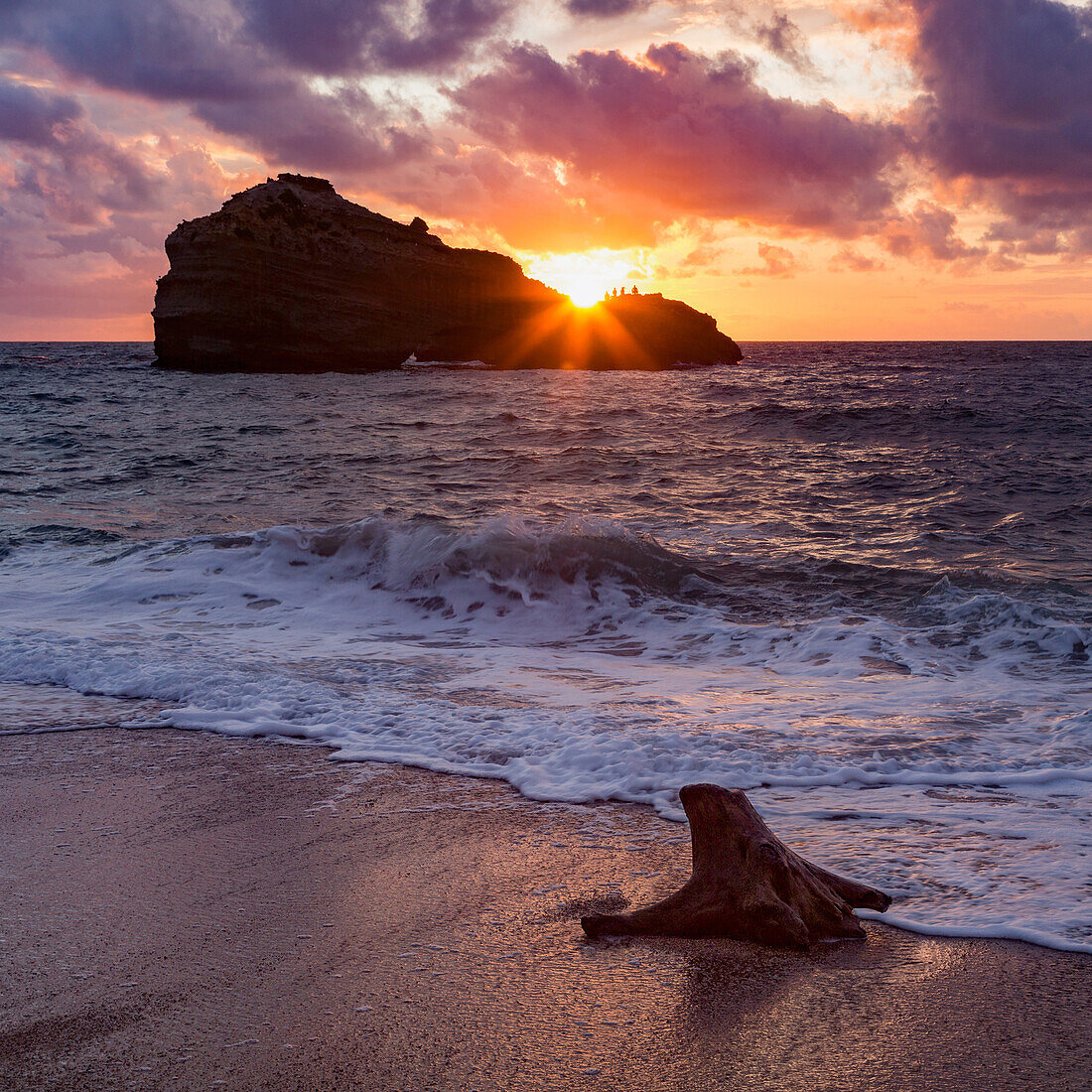 Sonnenuntergang über Roche Ronde Felsen vor der Küste von Biarritz, Pyrenees Atlantiques, Aquitaine, Frankreich, Europa