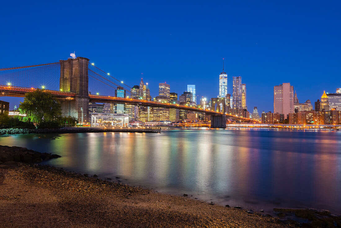 Brooklyn-Brücke über East River, Lower Manhattan Skyline, einschließlich Freedom Tower of World Trade Center, New York, Vereinigte Staaten von Amerika, Nordamerika