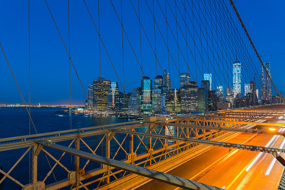 New York Skyline, Manhattan, Brooklyn Bridge über East River, Lower Manhattan Skyline, einschließlich Freedom Tower of World Trade Center, New York, Vereinigte Staaten von Amerika, Nordamerika