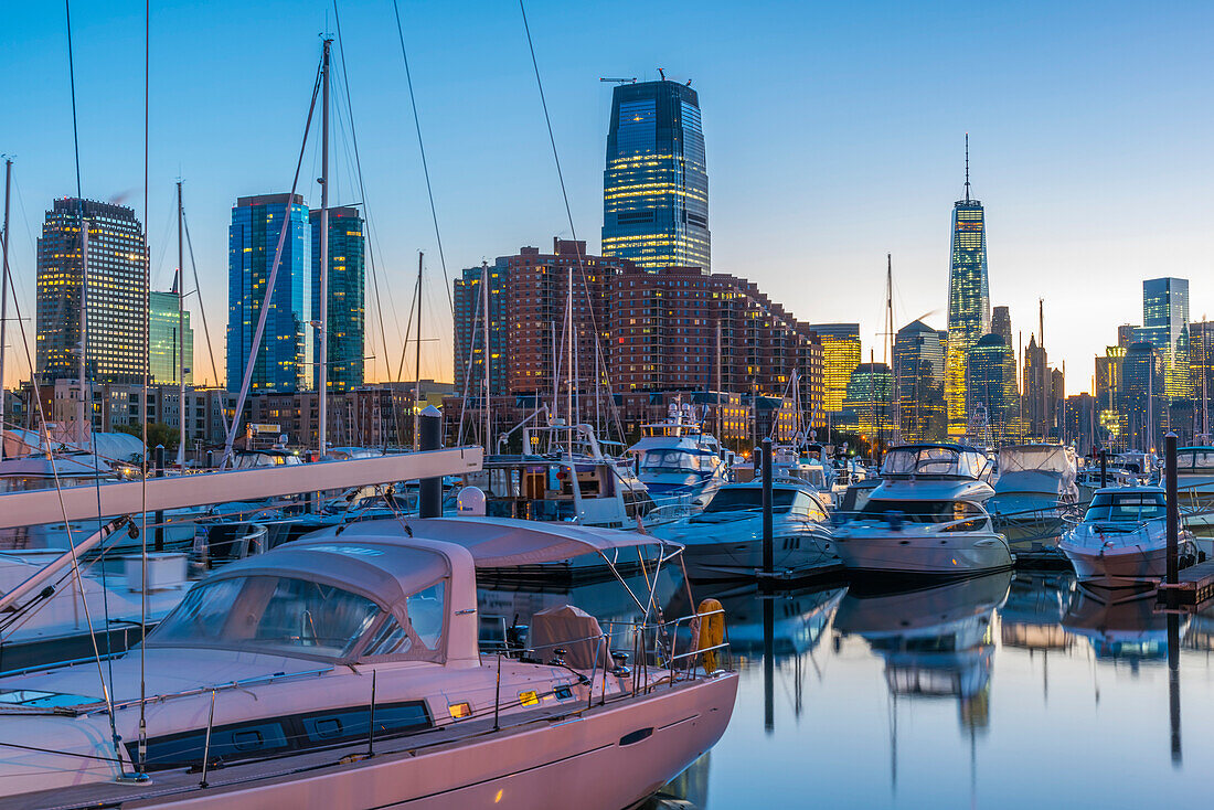 Paulus Hook, Morris Canal Basin, Liberty Landing Marina, with New York skyline of Manhattan, Lower Manhattan and World Trade Center, Freedom Tower beyond, Jersey City, New Jersey, United States of America, North America