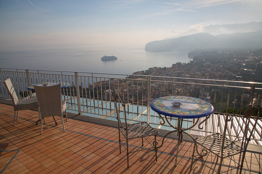 Blick auf Sorrent und Tyrrhenisches Meer von oben Sorrento, Costiera Amalfitana (Amalfiküste), UNESCO Weltkulturerbe, Kampanien, Italien, Europa