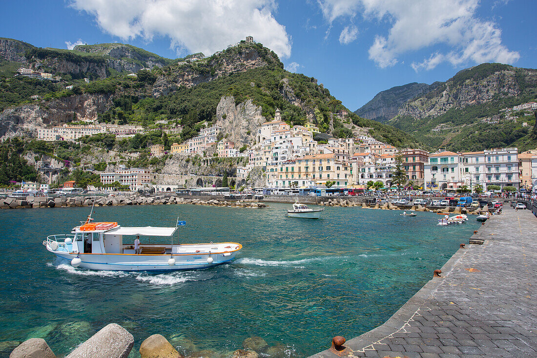 Amalfi aus dem Hafen, Amalfi, Costiera Amalfitana (Amalfiküste), UNESCO Weltkulturerbe, Kampanien, Italien, Europa