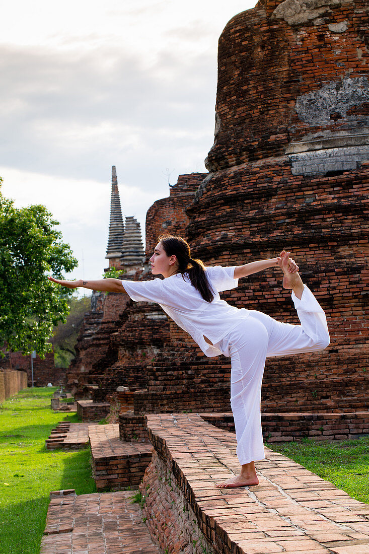 Yoga-Praktiker in einem thailändischen Tempel, Thailand, Südostasien, Asien