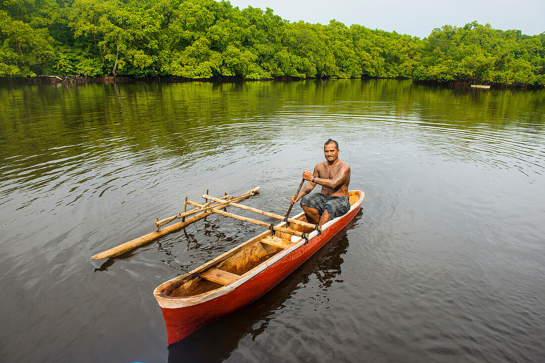 Mann in seinem Unterstand Kanu, Kosrae, Föderierte Staaten von Mikronesien, Südpazifik