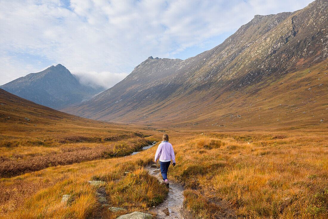 Frau zu Fuß in Glen Sannox, Isle of Arran, North Ayrshire, Schottland, Großbritannien, Europa