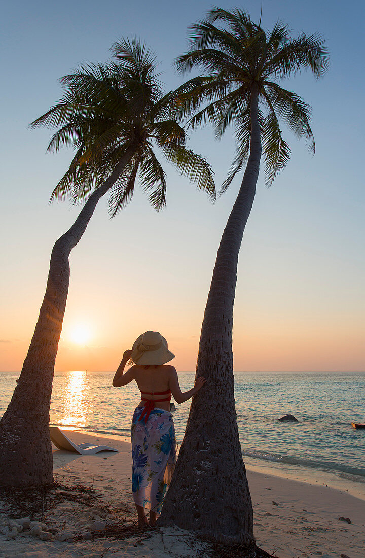 Frau am Strand bei Sonnenuntergang, Maafushi Island, Kaafu Atoll, Malediven, Indischer Ozean, Asien