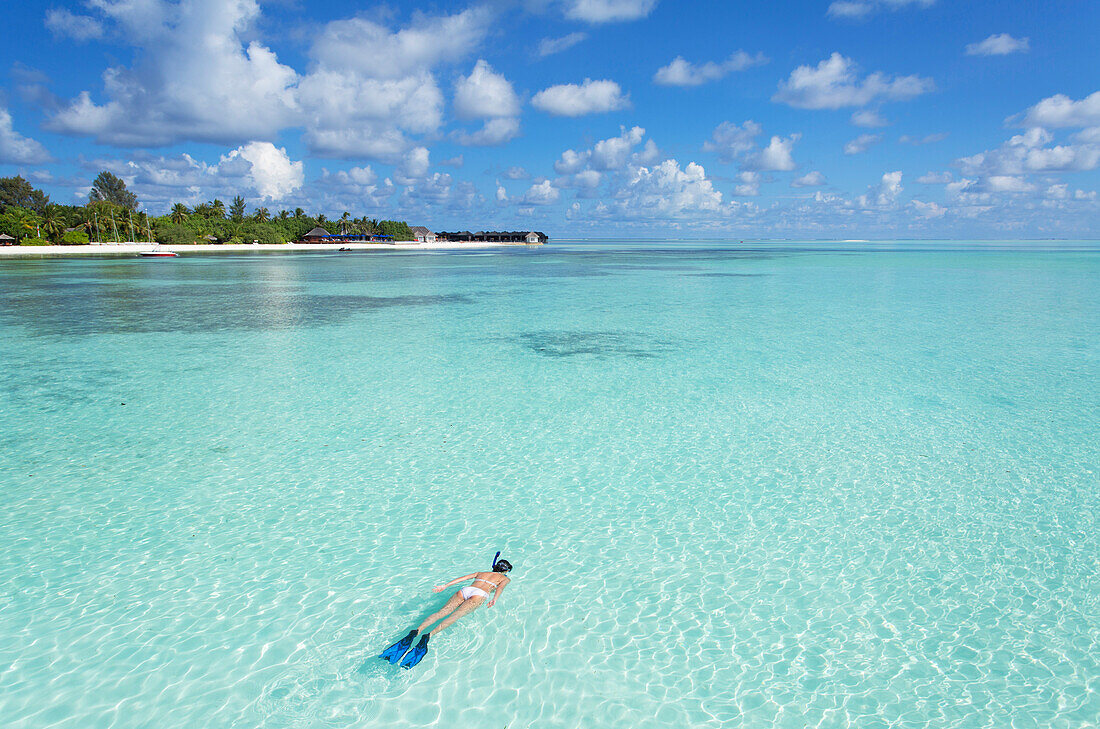 Frau Schnorcheln am Olhuveli Beach und Spa Resort, Süd-Male-Atoll, Kaafu-Atoll, Malediven, Indischer Ozean, Asien