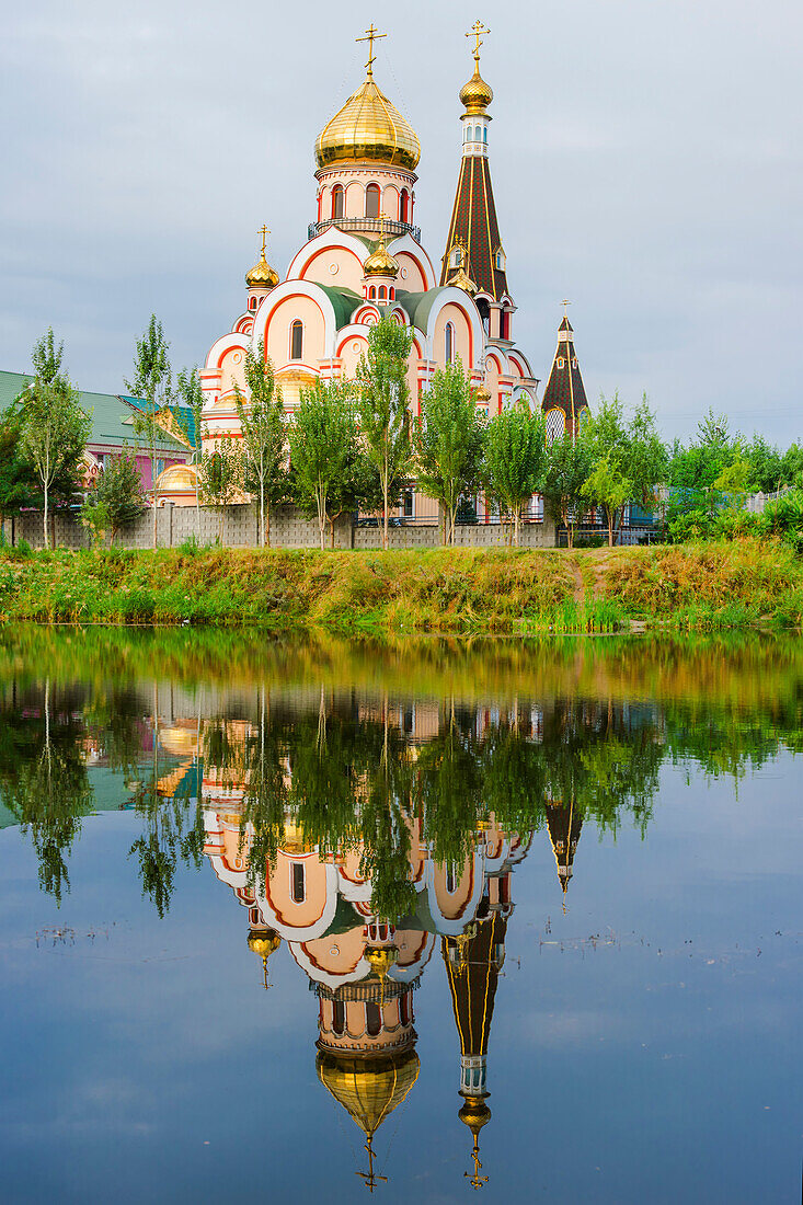 Kirche der Erhebung des Heiligen Kreuzes, Almaty, Kasachstan, Zentralasien, Asien
