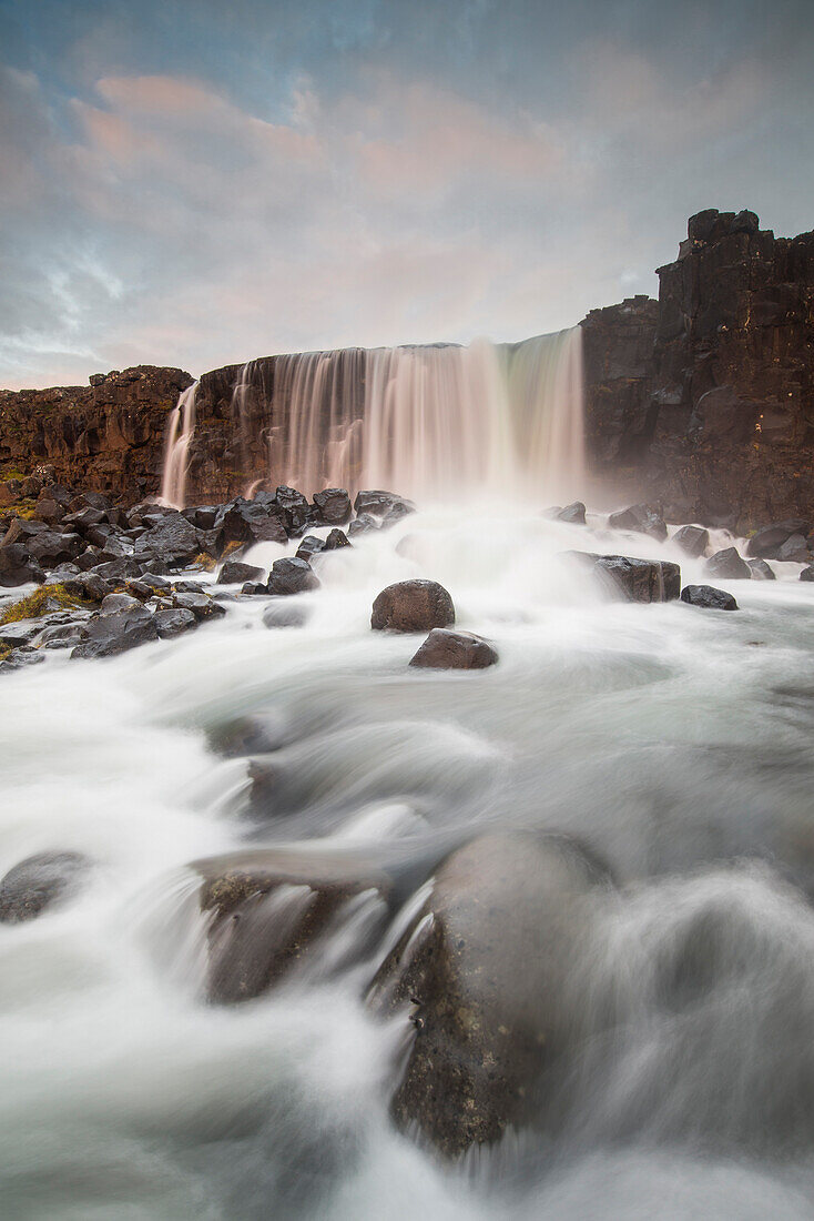 Oxarafoss Wasserfall bei Sonnenaufgang im Thingvellir Nationalpark, UNESCO Weltkulturerbe, Island, Polarregionen