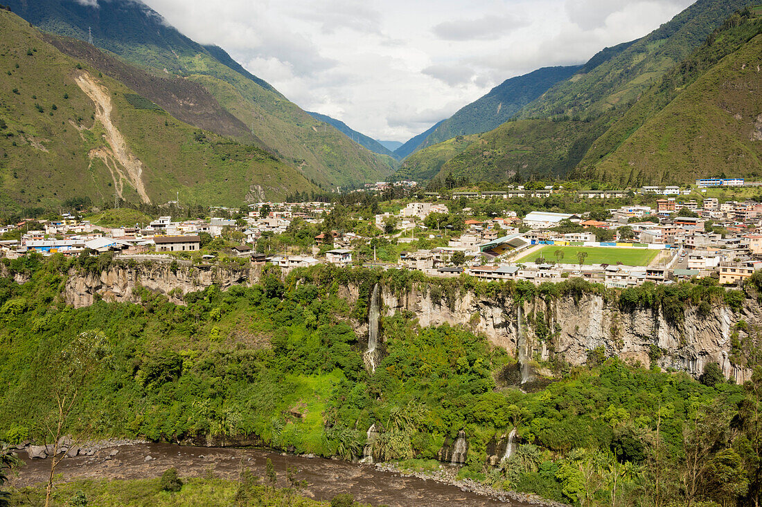 Zentrales Hochland, Stadt Banos, auf einer Lavastrasse, Ecuador, Südamerika gebaut