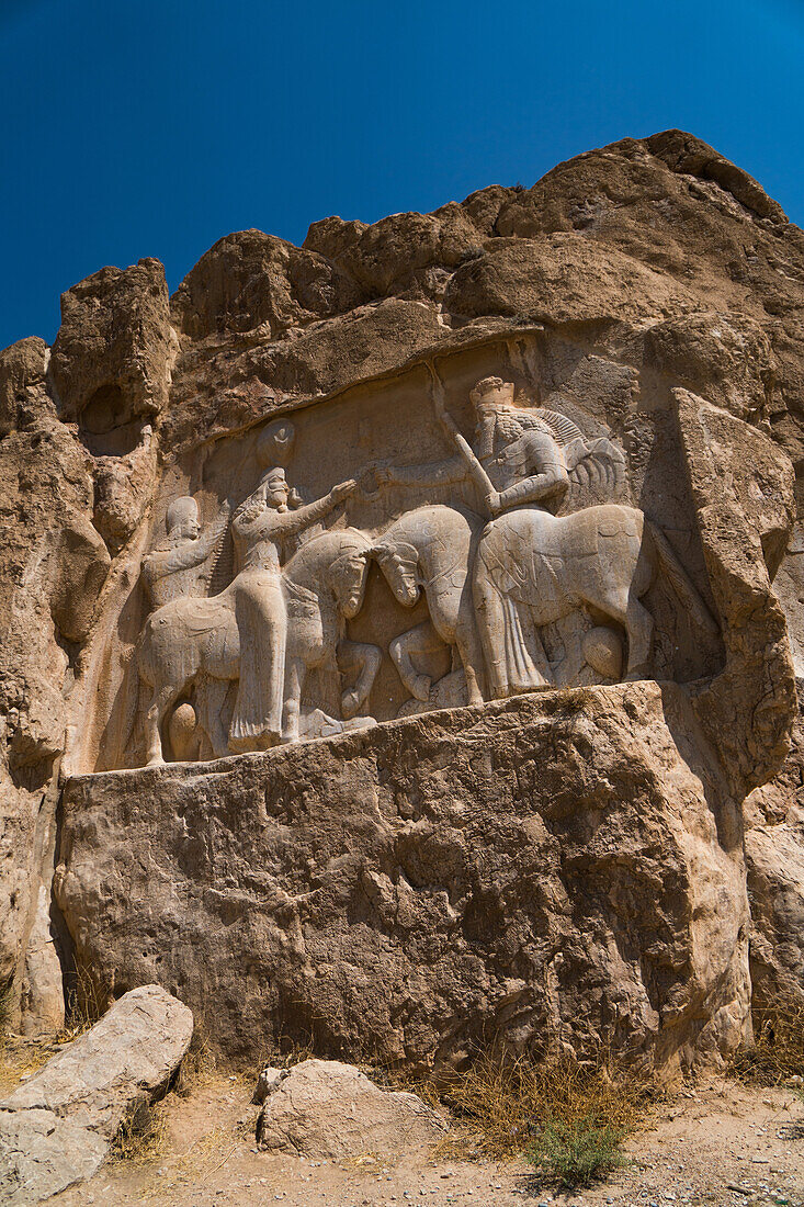 Geschnitzte Erleichterung der Investition von Ardashir I, 224-239 n. Chr., Naqsh-e Rostam Necropolis, nahe Persepolis, Iran, Mittlerer Osten