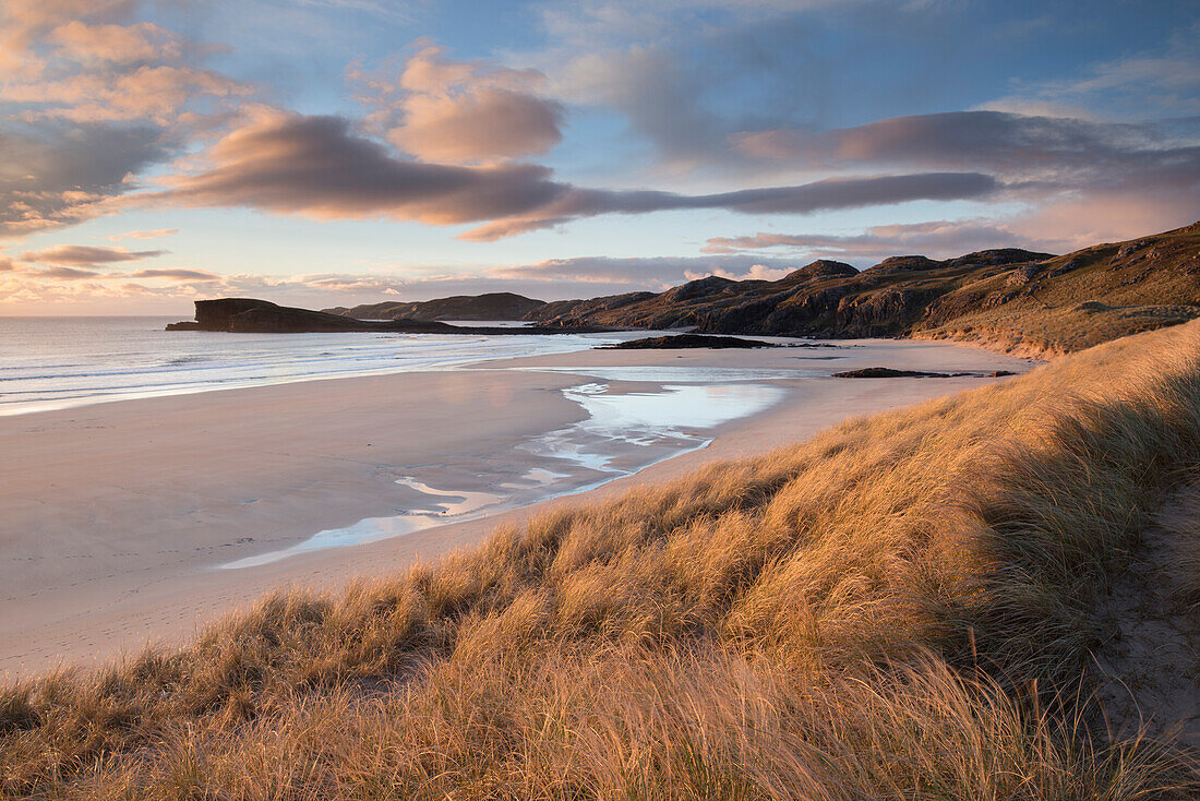 Spätabend Licht auf den Dünen bei Oldshoremore, Sutherland, Schottland, Großbritannien, Europa