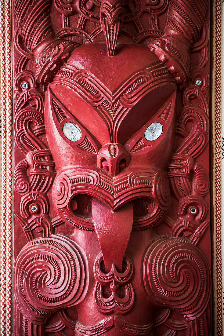 Wooden Carving auf einem Maori Meeting House, Waitangi Treaty Grounds, Bay of Islands, Northland Region, Nordinsel, Neuseeland, Pazifik