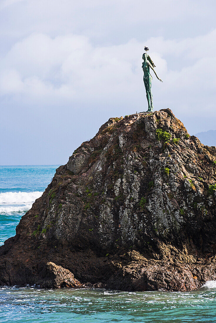 Die Dame auf der Felsenskulptur erinnert sich an die Maori-Frauen von Mataatua, Whakatane Bay, Bucht von Plenty, Nordinsel, Neuseeland, Pazifik