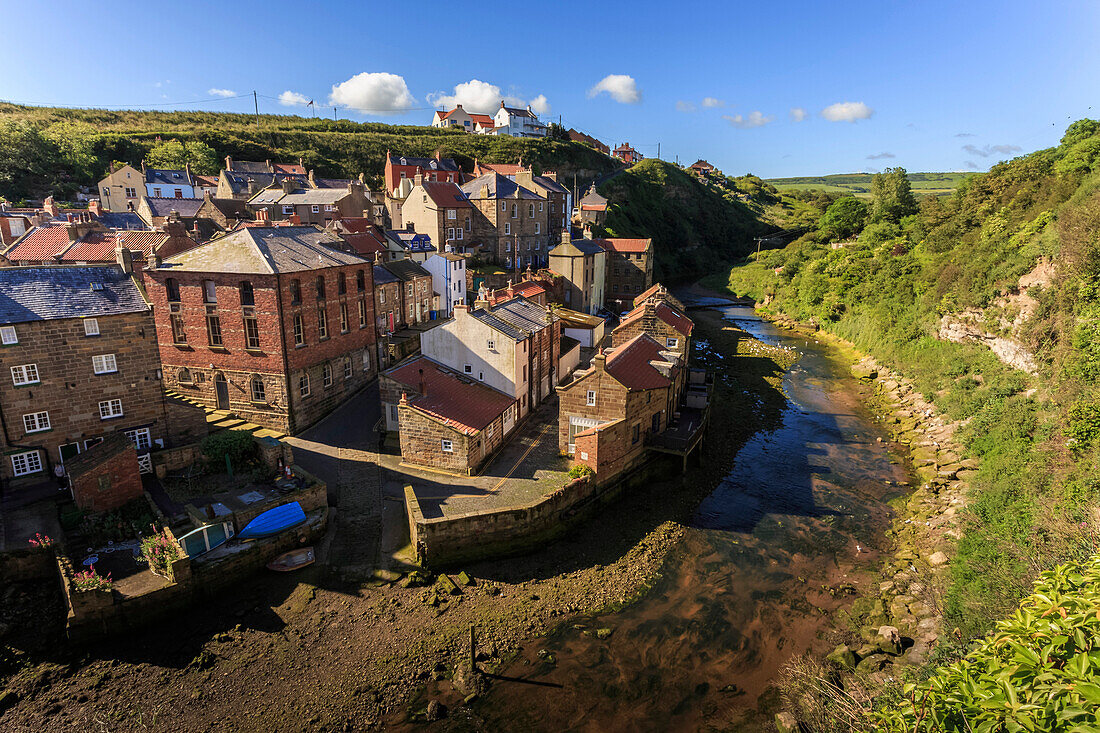 Steile Straßen des Fischerdorfes, Fluss, erhöhte Aussicht im Sommer, Staithes, North Yorkshire Moors National Park, Yorkshire, England, Großbritannien, Europa