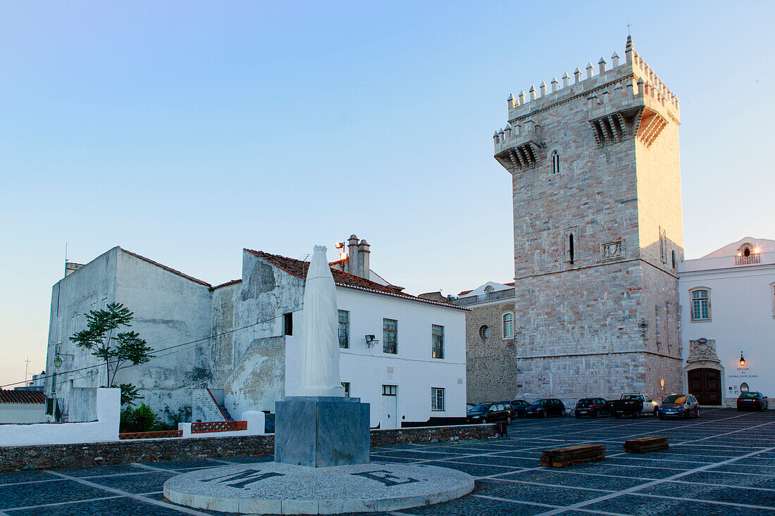 The Castle of Estremoz and in the foreground, Statue of St. Elizabeth (Isabella) of Portugal, Estremoz, Alentejo, Portugal, Europe