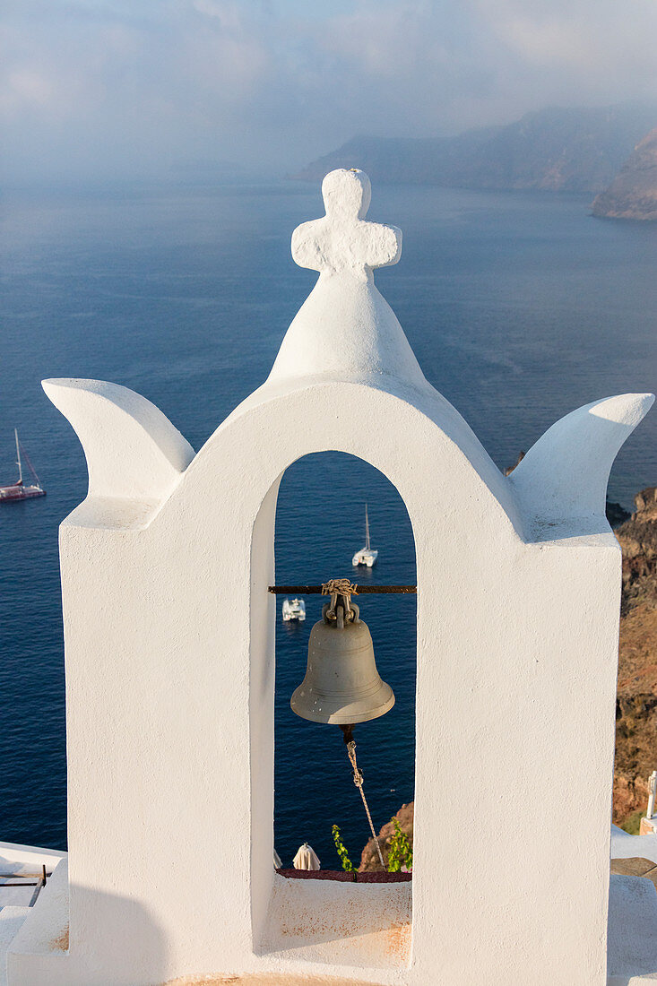 Der weiße Kirchturm der Kirche und die blaue Ägäis als Symbole von Griechenland, Oia, Santorini, Kykladen, griechische Inseln, Griechenland, Europa
