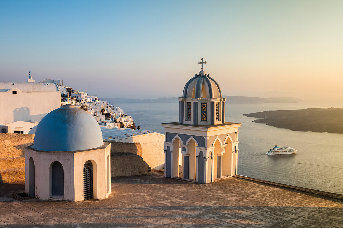 Die blauen Kuppeln der Kirchen dominieren die Ägäis, Firostefani, Santorini, Kykladen, griechische Inseln, Griechenland, Europa