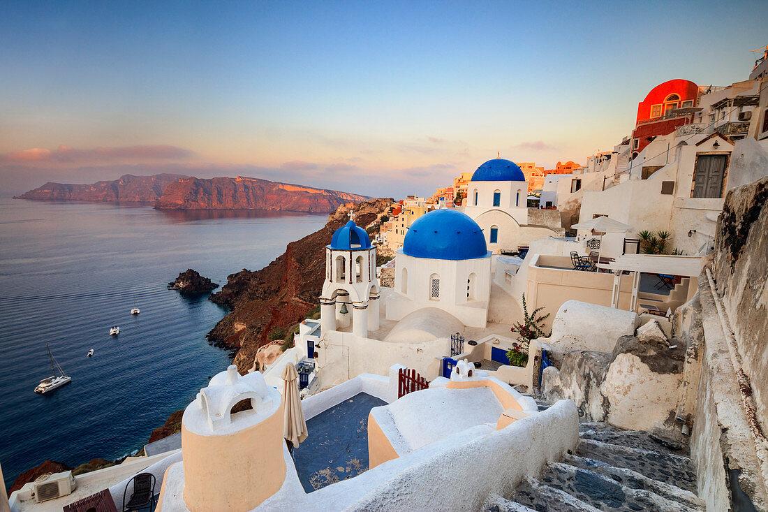 Weiße Häuser und blaue Kuppeln der Kirchen dominieren die Ägäis, Oia, Santorini, Kykladen, griechische Inseln, Griechenland, Europa