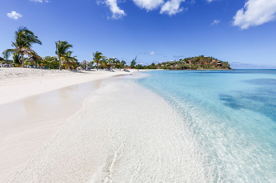 Palmen und weißer Sand umgeben das türkisfarbene Karibisches Meer, Ffryes Beach, Antigua, Antigua und Barbuda, Leeward Islands, Westindische Inseln, Karibik, Mittelamerika
