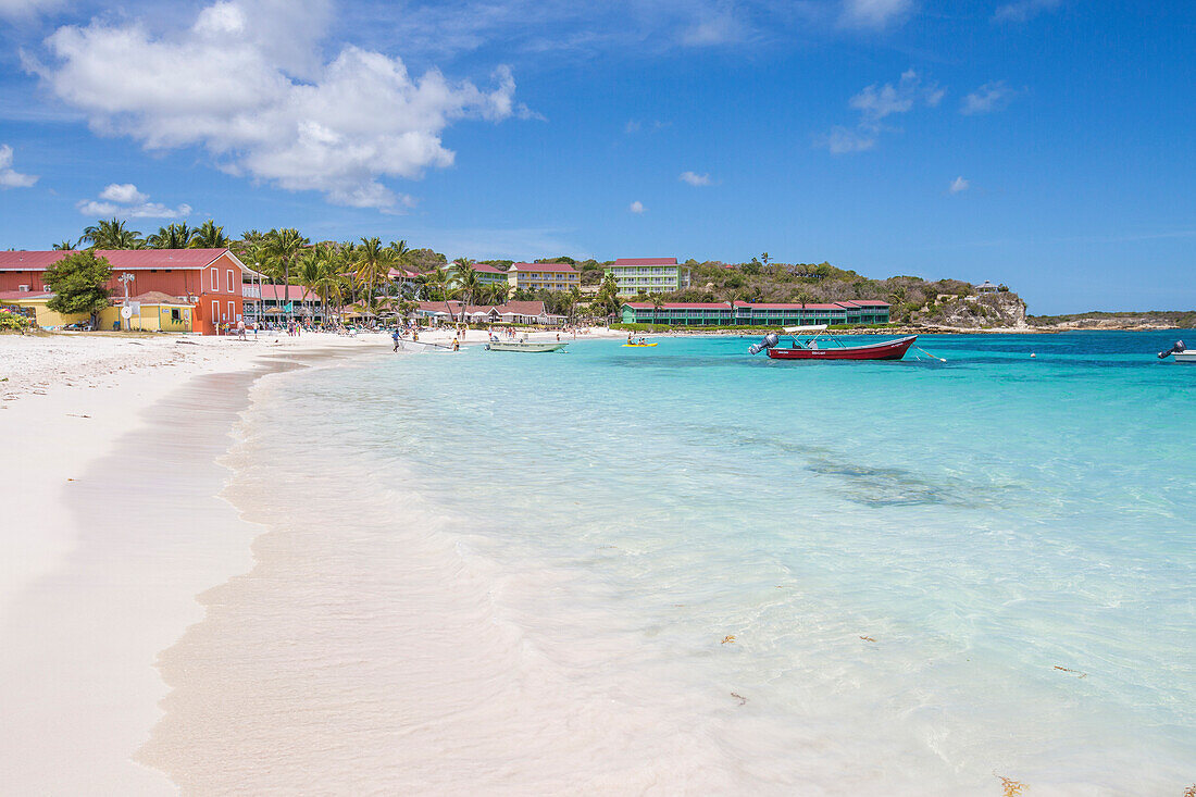 Weißer Sand und Touristen Rahmen der türkisfarbenen Karibik am Long Bay Beach, Antigua und Barbuda, Leeward Inseln, Westindische Inseln, Karibik, Mittelamerika