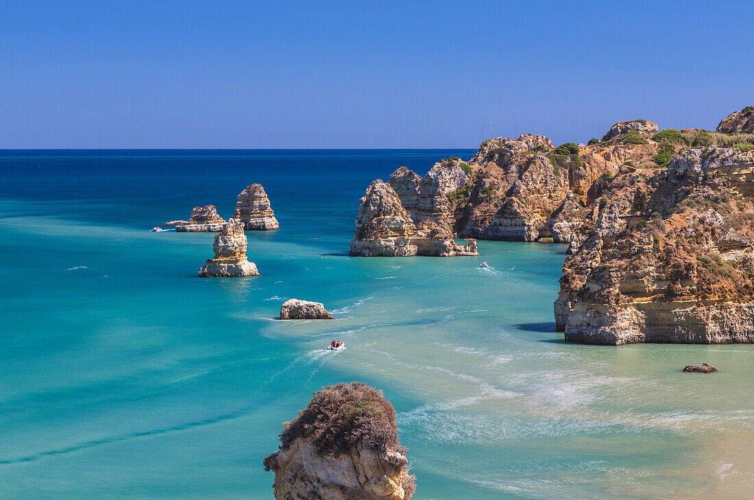 Das türkisfarbene Wasser des Atlantischen Ozeans und Klippen um Praia Dona Ana Strand, Lagos, Algarve, Portugal, Europa