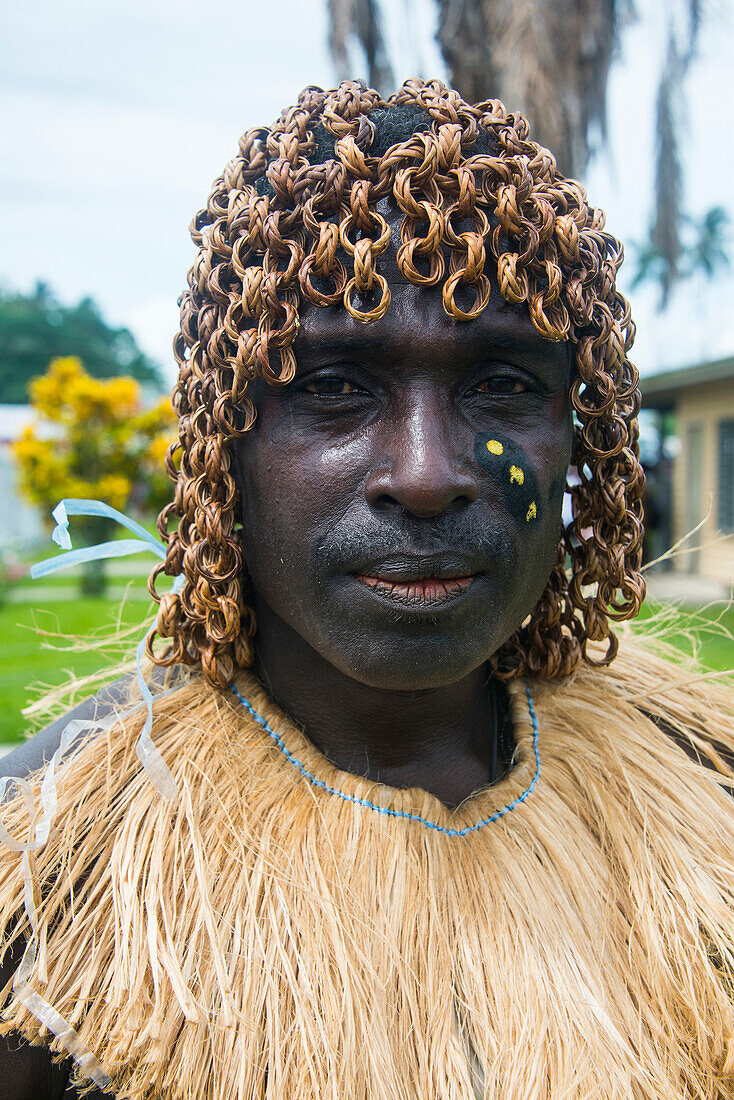 Traditionell gekleidet Mann aus einer Bambus-Band in Buka, Bougainville, Papua-Neuguinea, Pazifik